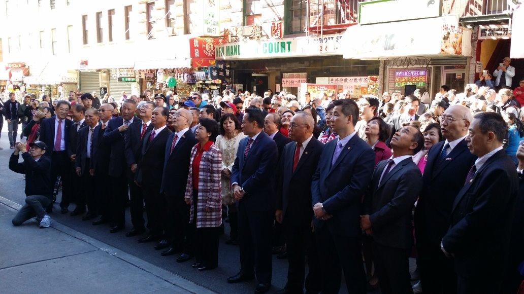 徐儷文大使（前排右七）、蕭貴源主席（前排右八）帶領大紐約地區僑胞升旗慶祝中華民國105年雙十國慶。