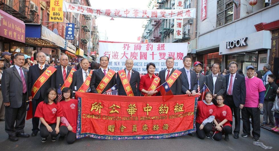 徐儷文大使（右五）及蕭貴源主席（右六）在華埠大遊行擔任總領隊出發前合影。