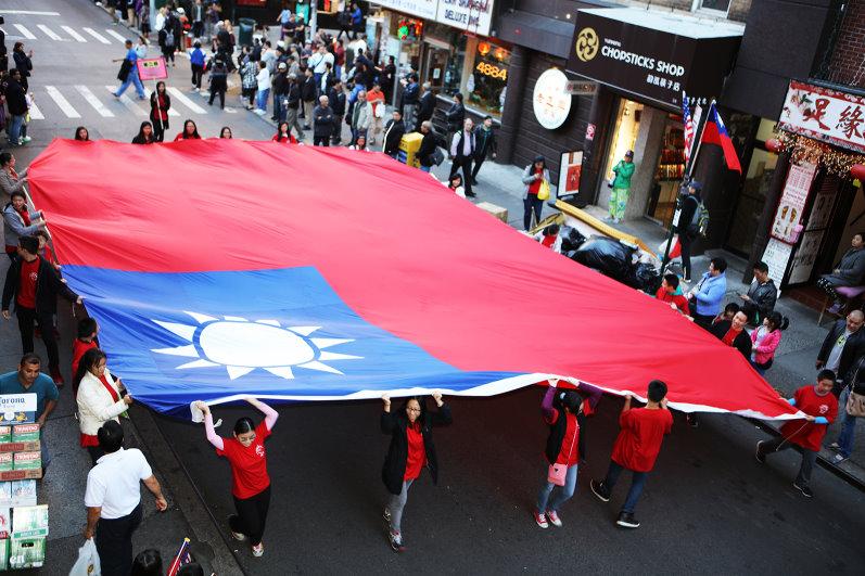 巨幅國旗是華埠遊行數十年來之特色