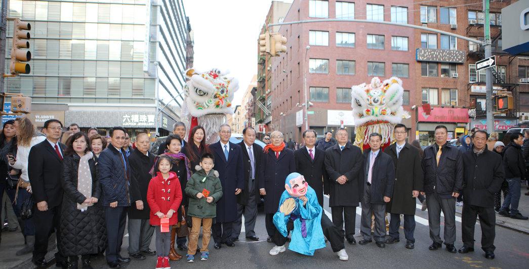 中華公所蕭貴源主席（右七）率紐約中華公所所屬七大僑團主席在舞獅前導下迎接高碩泰大使伉儷（右九、右十）。