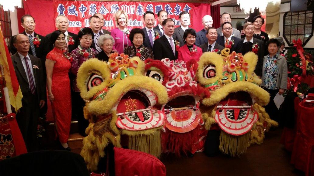 徐儷文大使﹙排一右五﹚、陳豐裕副處長﹙排二右六﹚、黃正杰主任﹙排二右四﹚、李伍蕙蓮董事長﹙排一左三﹚、官方代表等人與費城中華公所陳姿總顧問﹙排一左二﹚、麥日明總顧問﹙排二右三﹚、施文忠董事長﹙排一右四﹚、盧統一董事長﹙排一右六﹚合影。