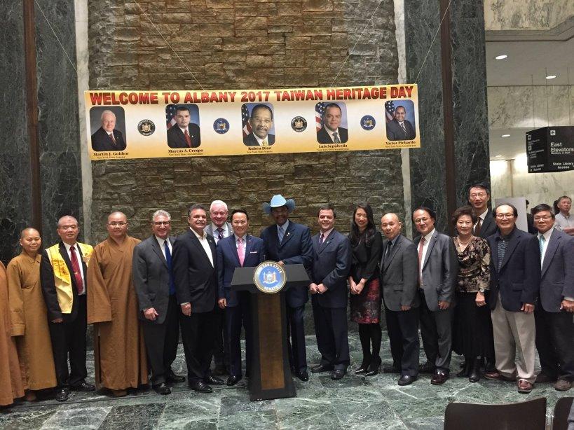 右七紐約州眾議員牛毓琳，右八紐約州眾議員Luis Sepulveda，右九紐約州參議員Ruben Diaz Sr.，左七紐約台北經文處陳副處長豐裕，右六紐約州參議員Martin Golden，右五紐約州眾議員Felix Ortiz，以及來自皇后區法拉盛、曼哈頓中國城、國際佛光會紐約分會及紐約首府Albany之僑領及代表。