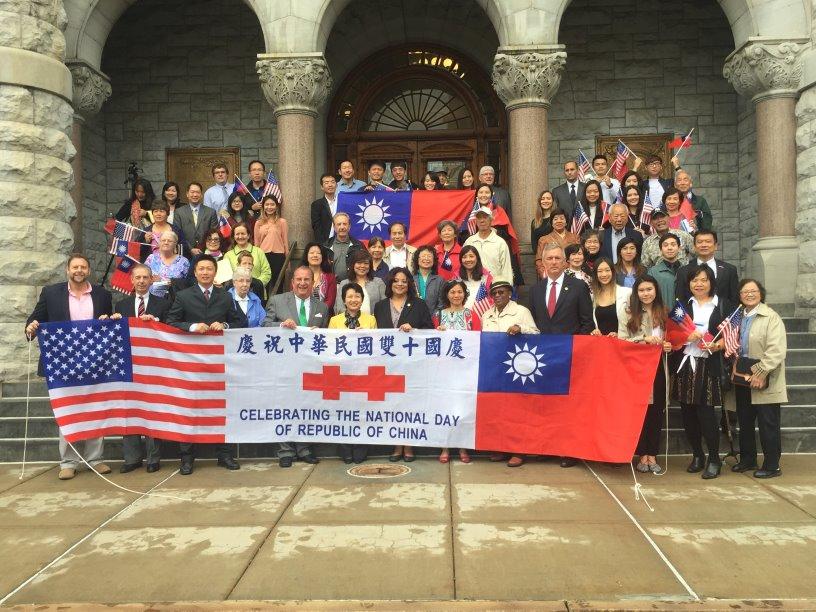 聯邦眾議員John Katko（右五）、徐大使儷文（中）、劉會長忠欽（左三）、雪城市長Stephanie Miner代表（左五）、州眾議員Pamela Hunter（右七)