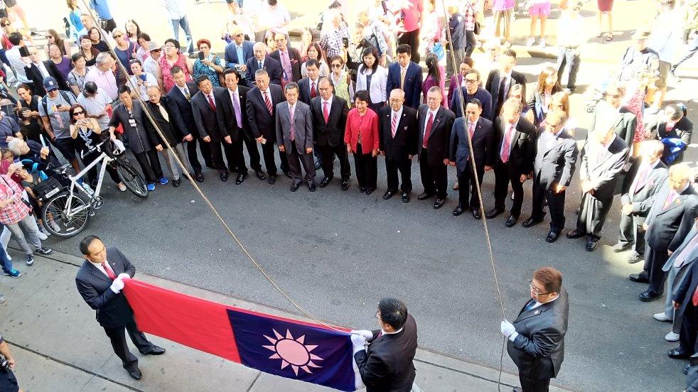 徐儷文大使（前排右九）、蕭貴源主席（前排右八）帶領大紐約地區僑胞升旗慶祝中華民國106年雙十國慶。