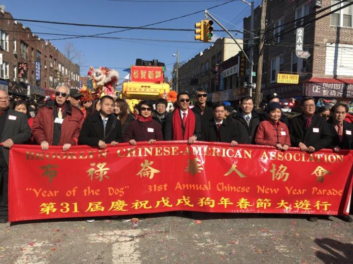 徐儷文大使（前排左四）、黃正杰主任（前排右四）等人與麥保羅會長（中）遊行合影。