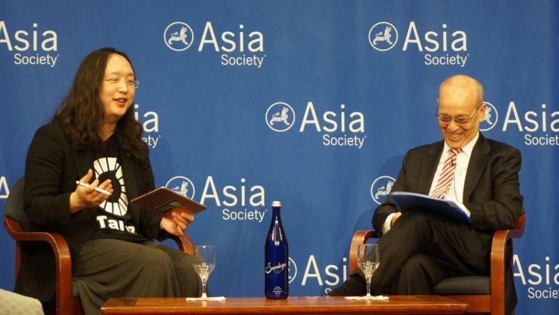 Audrey Tang (left), Taiwan’s digital minister, discusses the nation’s open government and social innovation policies with Daniel Russel, vice president of Asia Society Policy Institute, in New York. 
