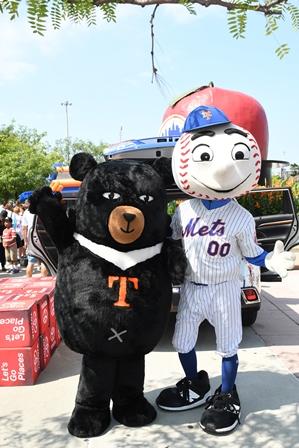 Taiwan’s mascot Oh Bear and the New York Mets’ mascot Mr. Mets