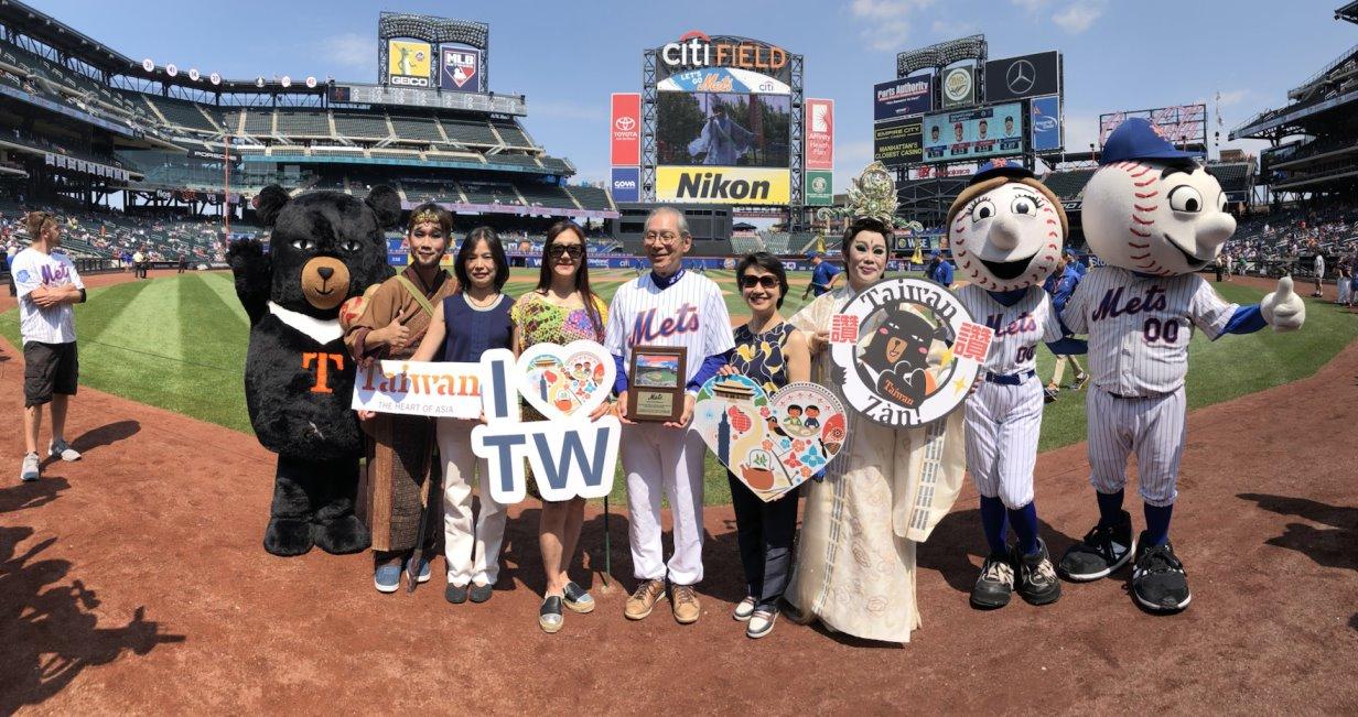 Ambassador Stanley Kao, ROC Representative to the United States (center), and Mrs. Kao (fourth from left); Ambassador Lily Hsu, Director General of TECO-NY (fourth from right); Director of Tourism at TECO-NY Claire Wen (third from left); members of the Ming Hwa Yuan Arts and Culture Group (third from right and second from left)