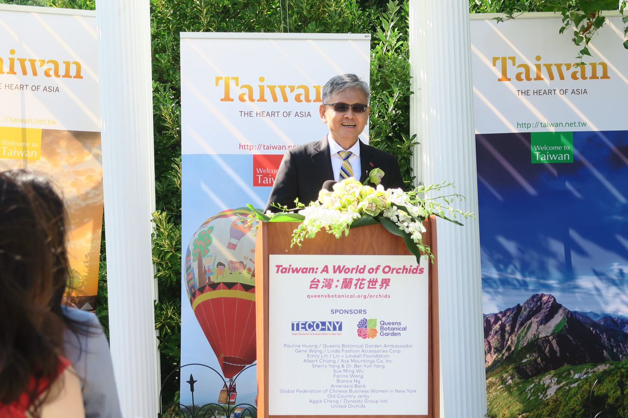 Ambassador James K. J. Lee attended the opening of the seventh annual <em>Taiwan: A World of Orchids</em> exhibition co-organized by TECO in New York and the Queens Botanical Garden on October 15, 2020.