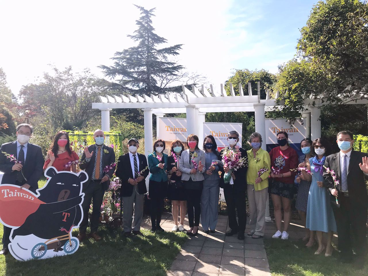 Ambassador James K. J. Lee attended the opening of the seventh annual <em>Taiwan: A World of Orchids</em> exhibition co-organized by TECO in New York and the Queens Botanical Garden on October 15, 2020.