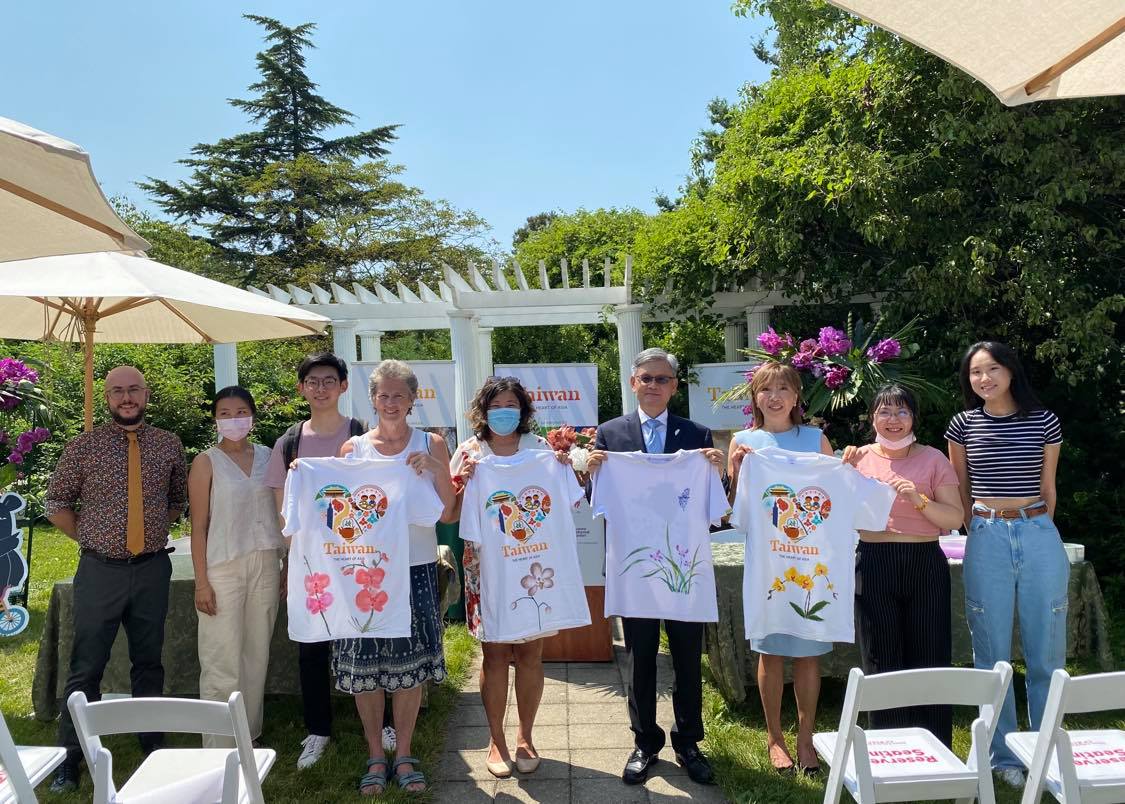 Ambassador James K. J. Lee attended the opening of the eighth annual <em>Taiwan: A World of Orchids</em> exhibition co-organized by TECO in New York and the Queens Botanical Garden on August 12, 2021.