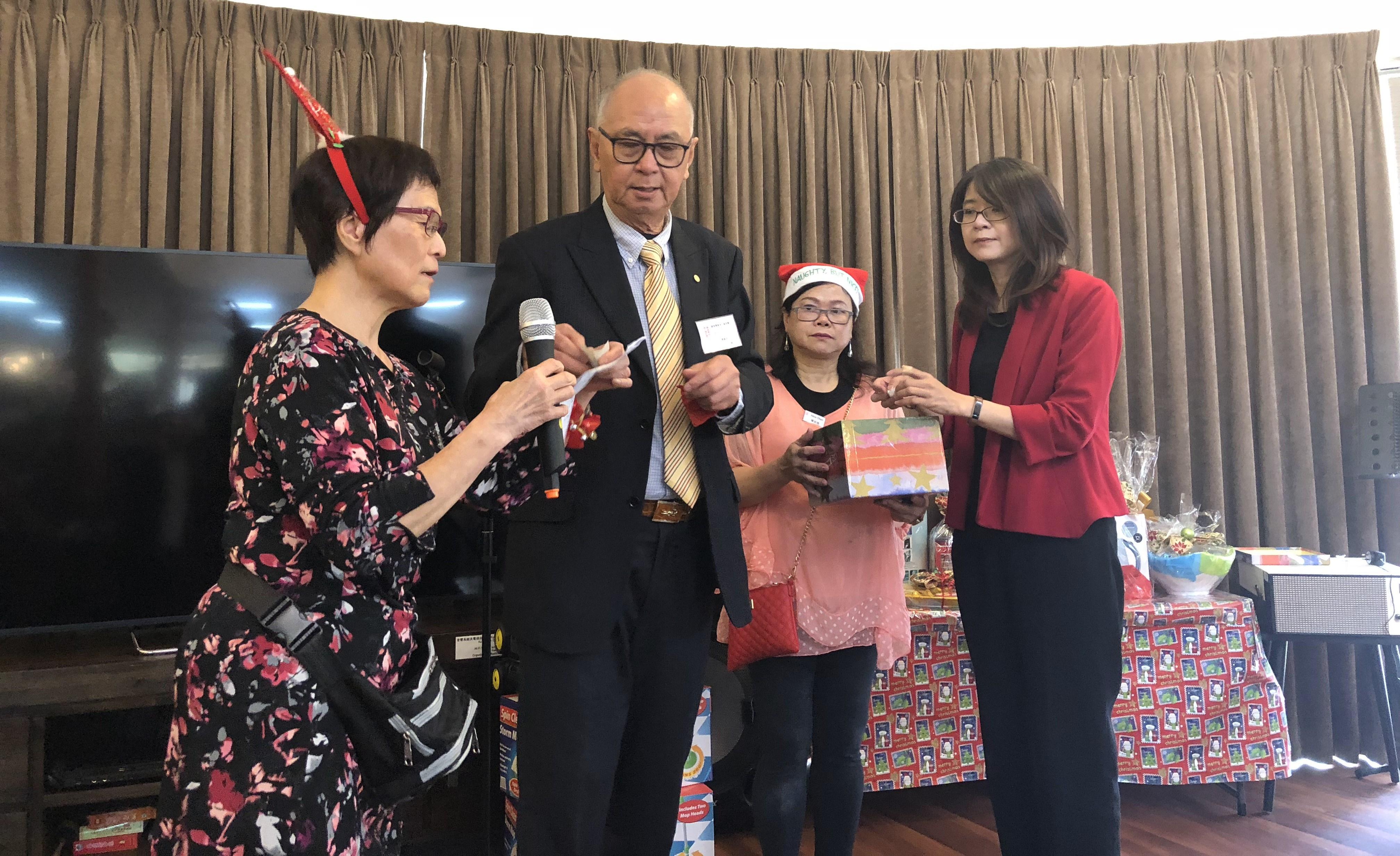 維省華族老人福利會於本(106)年12月9日中午在該會老人宿舍舉辦2017年聖誕節聯歡活動，本處陳處長瓊玉偕同仁應邀出席。