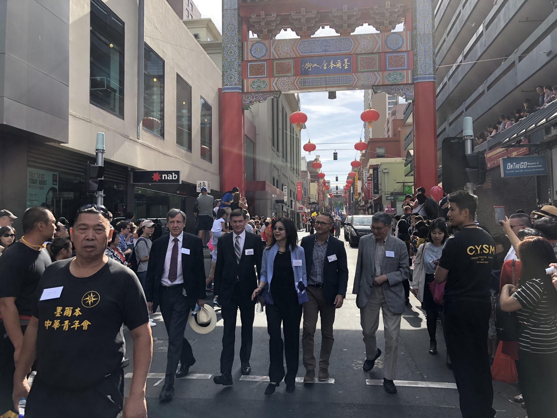 墨爾本中華青年會於本(107)年2月18日大年初三上午在墨爾本唐人街封街舉辦2018年新春醒獅舞龍賀歲活動，本處陳處長瓊玉偕全體同仁應邀出席。