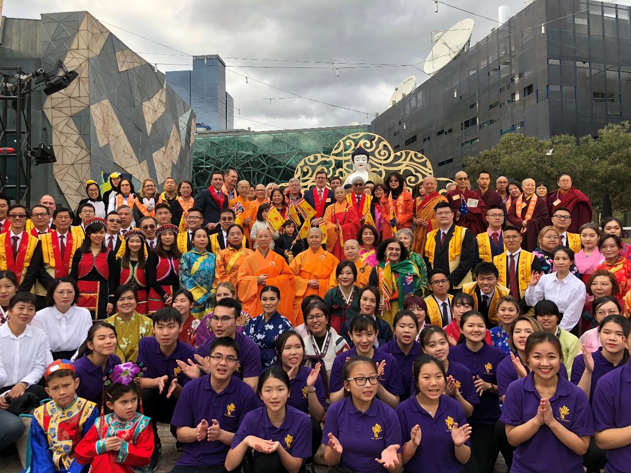 墨爾本佛光山及國際佛光會墨爾本協會於本(107)年5月19日至20日連續兩天在聯邦廣場(Federation Square)聯合舉辦2018年「佛誕節暨多元文化嘉年華會」，浴佛典禮開幕儀式於19日下午2時舉行，本處陳處長偕同仁應邀出席，除佛光山澳紐總住持滿可法師、國際佛光會墨爾本協會會長余文傑外，聯邦多元文化事務部長Alan Tudge(代表澳洲總理Malcolm Turnbull)、維州多元文化及亞洲參與事務廳次長Hong Lim(代表維州州長Daniel Andrews)、維州議會參議院主席Bruce Atkinson、維州反對黨領袖Matthew Guy、維州議員Huong Truong、David Southwick、Tim Smith，以及墨爾本市議員Beverley Pinder(代表墨爾本市長)等多位政要及我劉僑務諮詢委員文灼等僑界領袖出席。