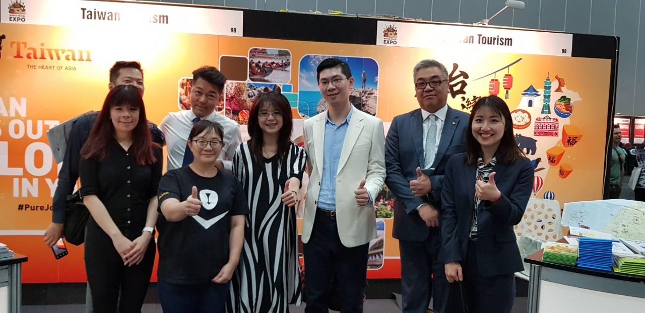 陳處長偕本處同仁與華航墨爾本分公司主管及觀光局同仁合影。