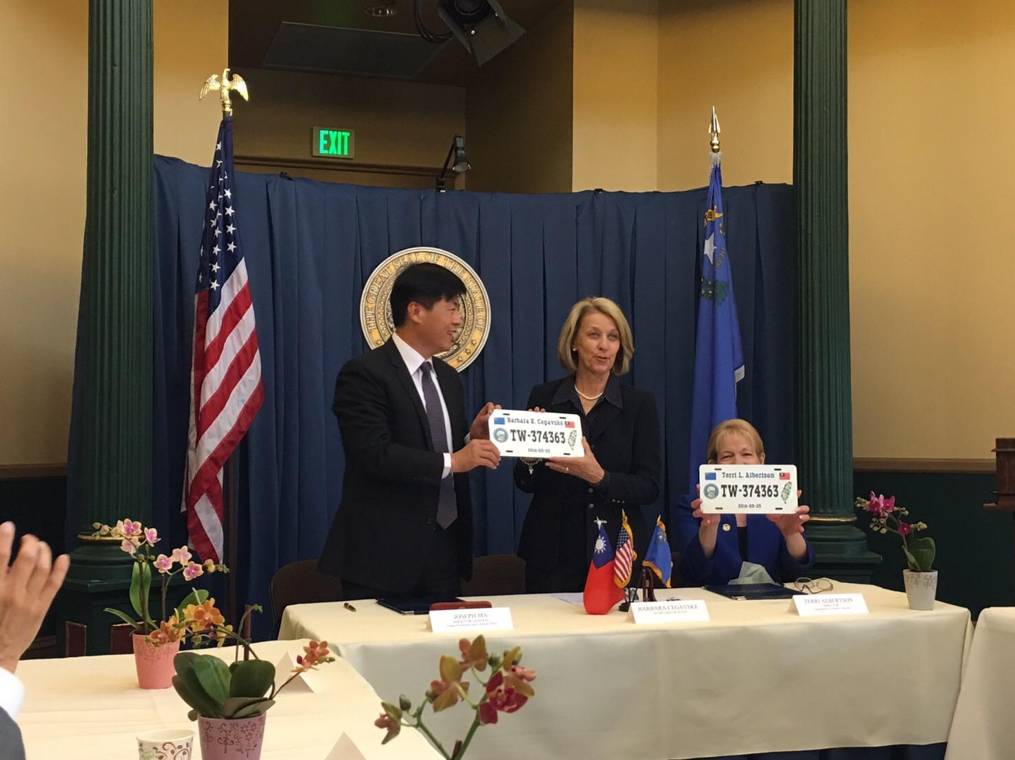 左為駐舊金山台北經濟文化辦事處處長馬鍾麟、中間為內華達州州務卿Barbara Cegavske、右為內華達州監理廳(DMV)廳長Terri Albertson
