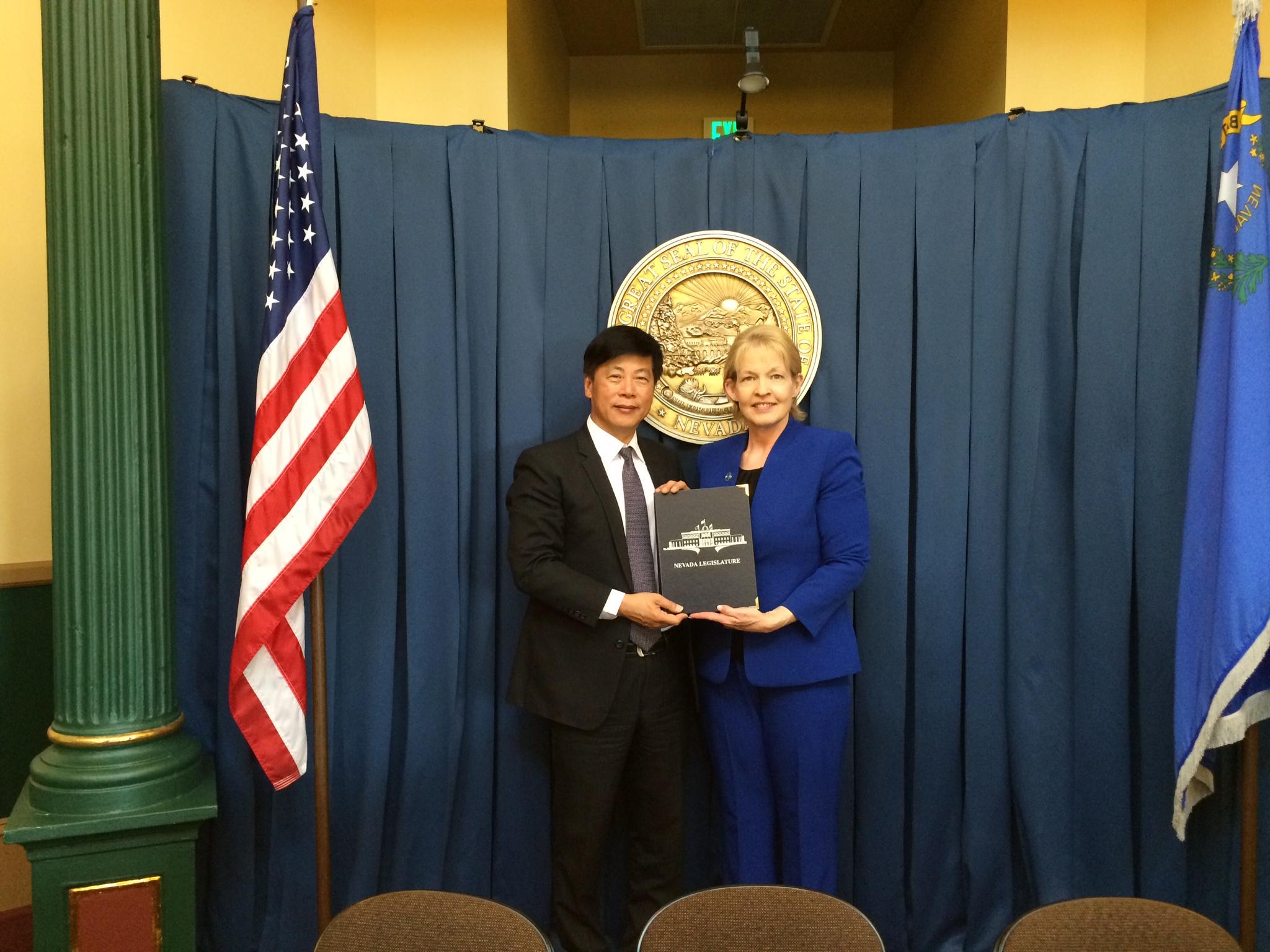 左為駐舊金山台北經濟文化辦事處處長馬鍾麟、右為內華達州監理廳(DMV)廳長Terri Albertson
