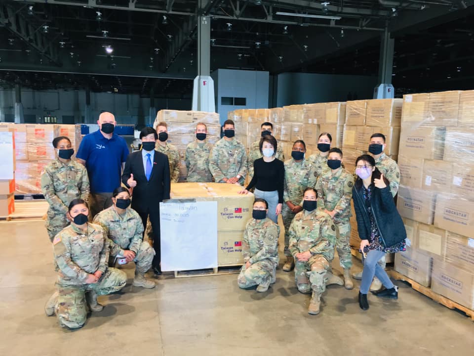 馬鍾麟處長代表台灣捐贈內華達州三萬個口罩，由內州州長夫人Kathy Sisolak親自代表接受。