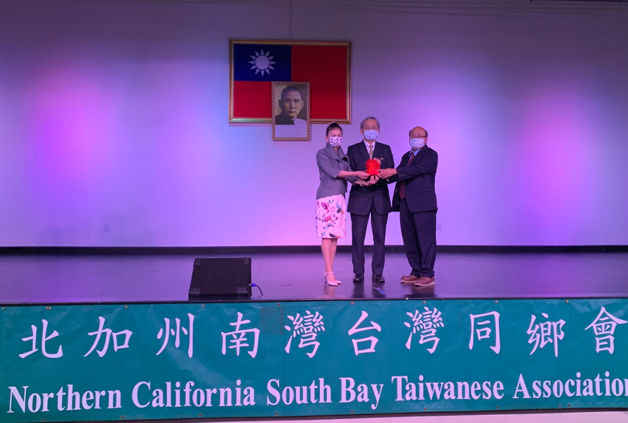 北加州南灣台灣同鄉會2021年會，詹葳蓮會長交接予新任周信結會長，舊金山經文處賴銘琪處長監交。