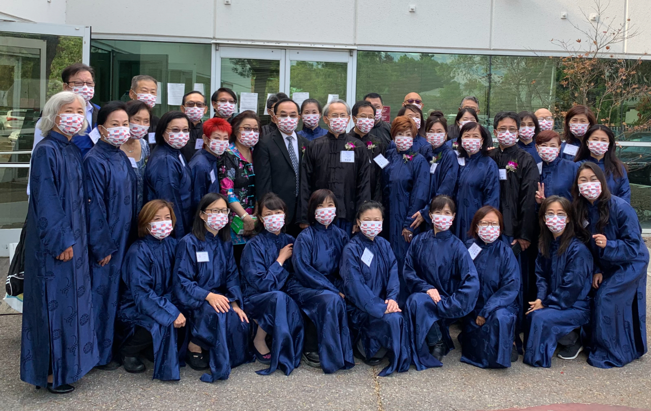 北加州第40界祭孔大典暨教師節慶祝大會人員合影。賴銘琪處長(第2排中央著黑色馬褂)、總召集人陳安東(第2排中央著黑色西裝)