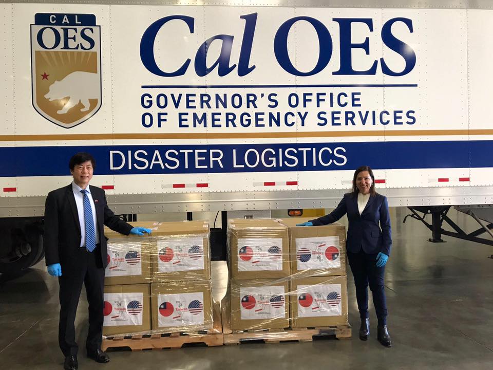 Director General Joseph Ma donated 10,000 medical masks to California. California Lt. Governor Eleni Kounalakis attended the ceremnoy. 
