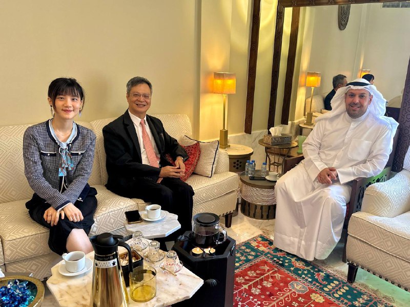 Our representative Hu has a fruitful discussion with Mr. Abdulaziz Al-Anjeri, the CEO of Reconnaissance Research.

Knowing the situation of the region and the country is important for doing our work here- exploring more chances for Taiwanese and Kuwaiti exchange.