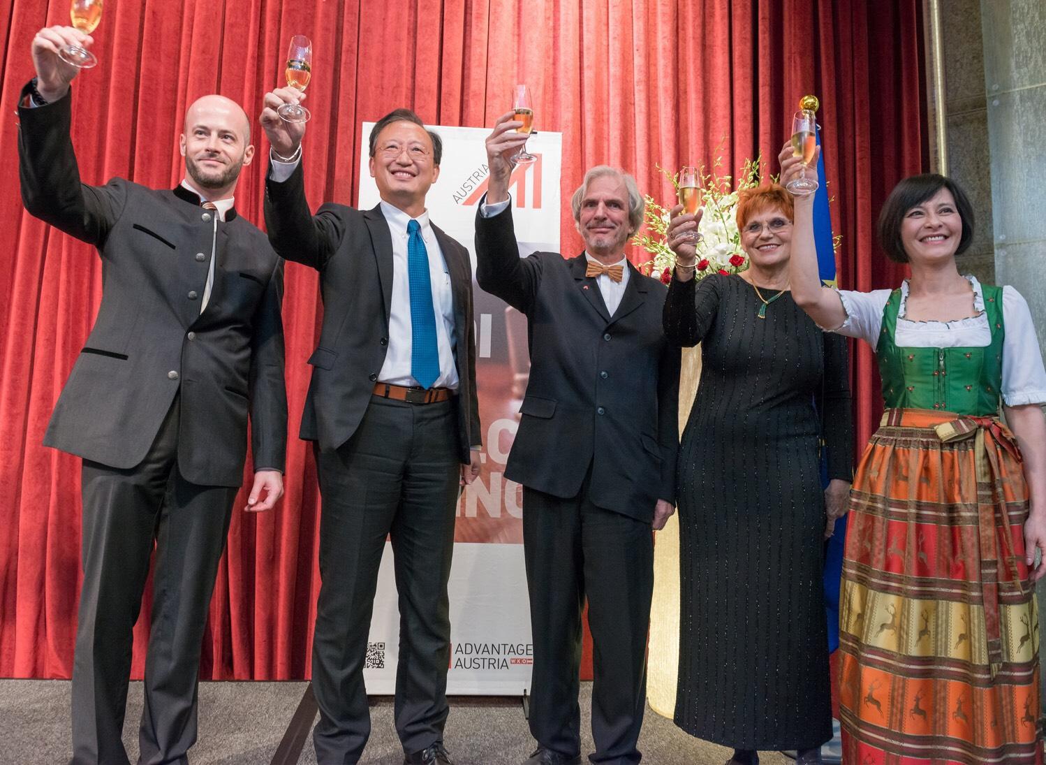 奧地利台北辦事處於本年10月24日在台北舉辦2017年慶祝奧地利國慶酒會,外交部吳政務次長志中及駐奧地利史代表亞平應邀參加.
圖中及右二為奧地利台北辦事處代表毛艾彬 (Mag. Albin Mauritz)夫婦,左一為奧地利商務代表辦事處代表傅詩元
左二為外交部吳政務次長志中,右一為駐奧地利史代表亞平