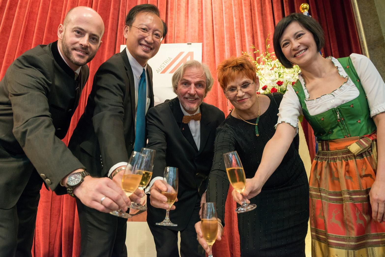 奧地利台北辦事處於本年10月24日在台北舉辦2017年慶祝奧地利國慶酒會,邀請外交部吳政務次長志中及駐奧地利史代表亞平參加.
圖中及右二為奧地利台北辦事處代表毛艾彬 (Mag. Albin Mauritz)夫婦,左一為奧地利商務代表辦事處代表傅詩元
左二為外交部吳政務次長志中,右一為駐奧地利史代表亞平