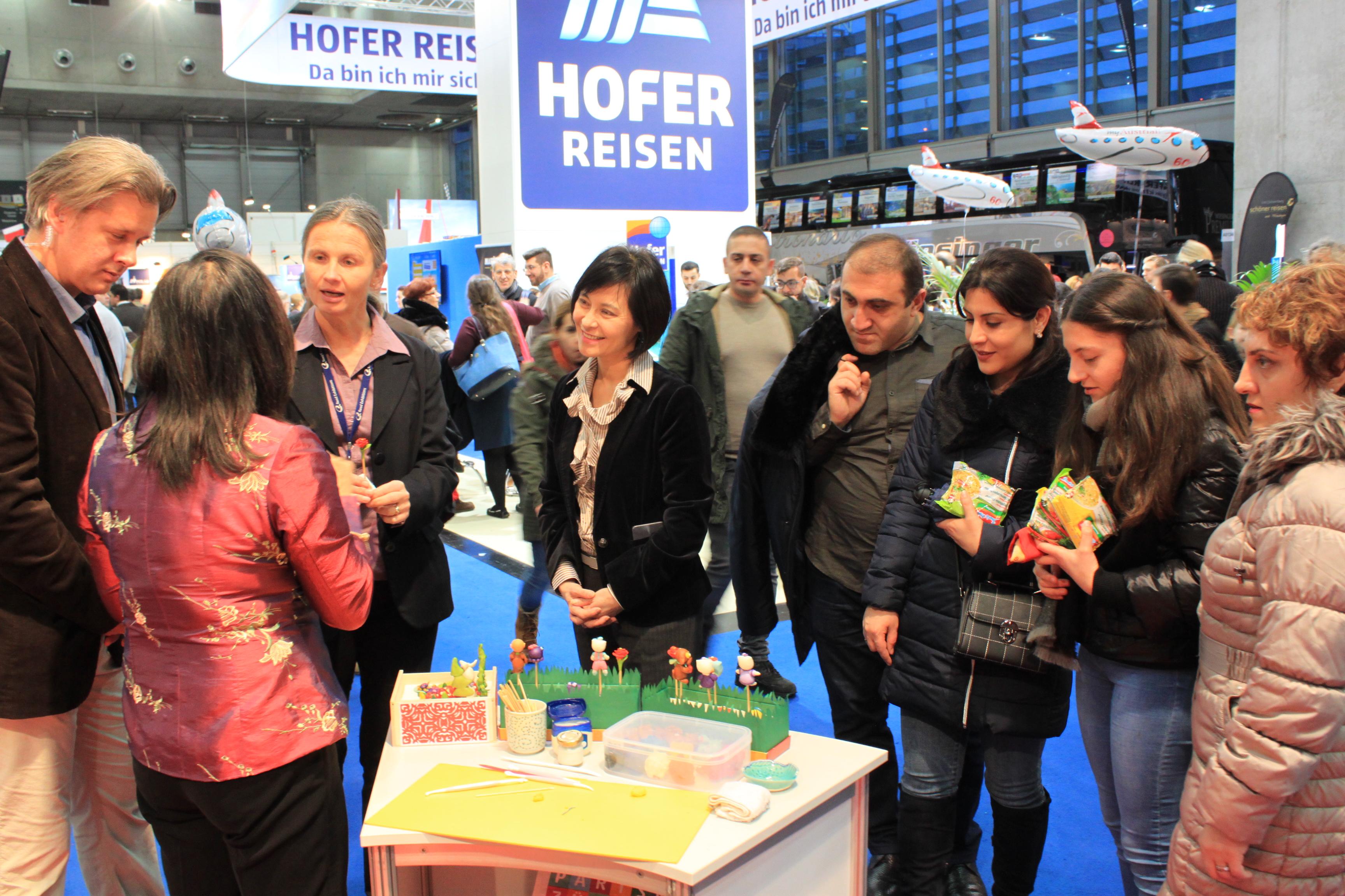 本年特別安排民俗藝術專家葉倩霓女士在現場展示傳統捏麵人技藝，成功吸引人潮駐足。