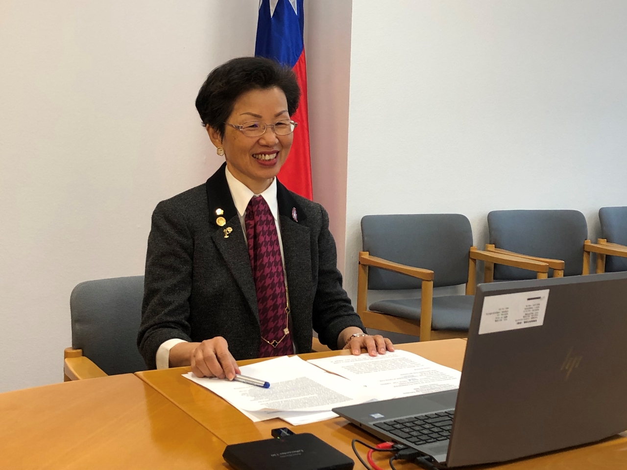 奧地利健康及食品安全署(AGES) 於12月21日主辦「可向台灣防疫模式學習之處」(Lessons to be learned from the Taiwanese approach in Covid-19 control)線上會議，邀請我國疾病管制署的專家進行專題報告。本處張大使受邀開場致詞，她說，與大多數國家相比，台灣人在2020年過著正常的生活，預估今年經濟將有2.54%的正成長，證明民主政體可以有效成功控制疫情。張大使也樂見台奧共同對抗疫情，未來台灣會繼續與奧地利在公共衛生領域合作，展現「台灣可以幫忙」及「台灣正在幫忙」的作為。
這次會議討論的台灣防疫模式包括迅速反應、加強邊境檢疫管制、建置並整合各資料庫，運用高科技偵測追蹤、指揮中心透過大眾媒體與社群媒體以公開透明方式宣達防疫訊息，建立人民對政府的信心因而能全力配合防疫等等。