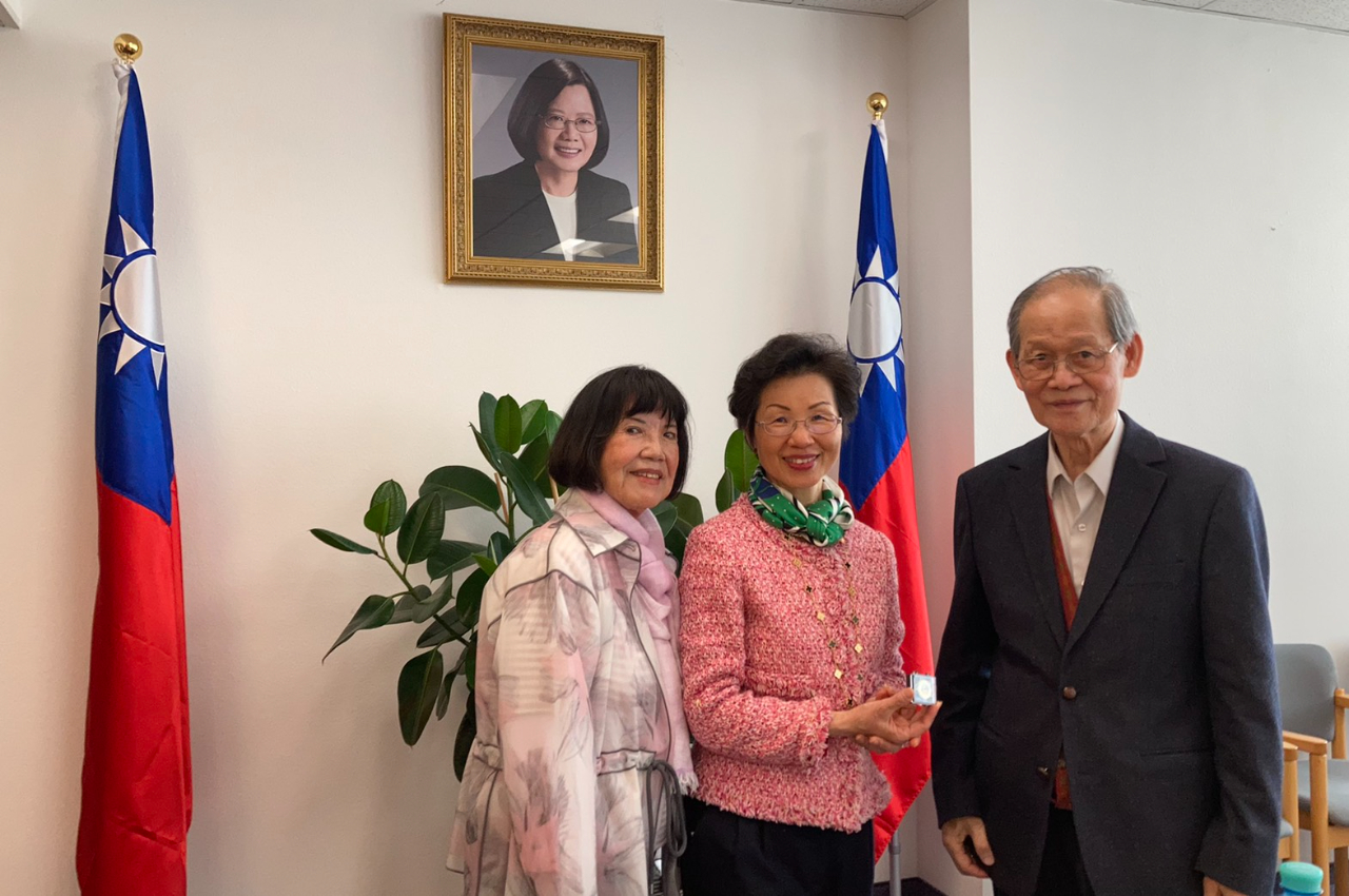 本處張大使邀請僑務諮詢委員程宗熙夫婦來處，就推動僑務工作、兩岸關係、台奧關係及國際關係現況等交換意見，張大使也特別代表僑務委員會頒贈程委員僑務榮譽職人員徽章乙枚。

謝謝程委員多年來為僑界以及台灣的貢獻！