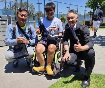 DG Lu cheers for the wheelchair tennis national player Huang Chu-yin at Hume Tennis and Community Centre in Melbourne