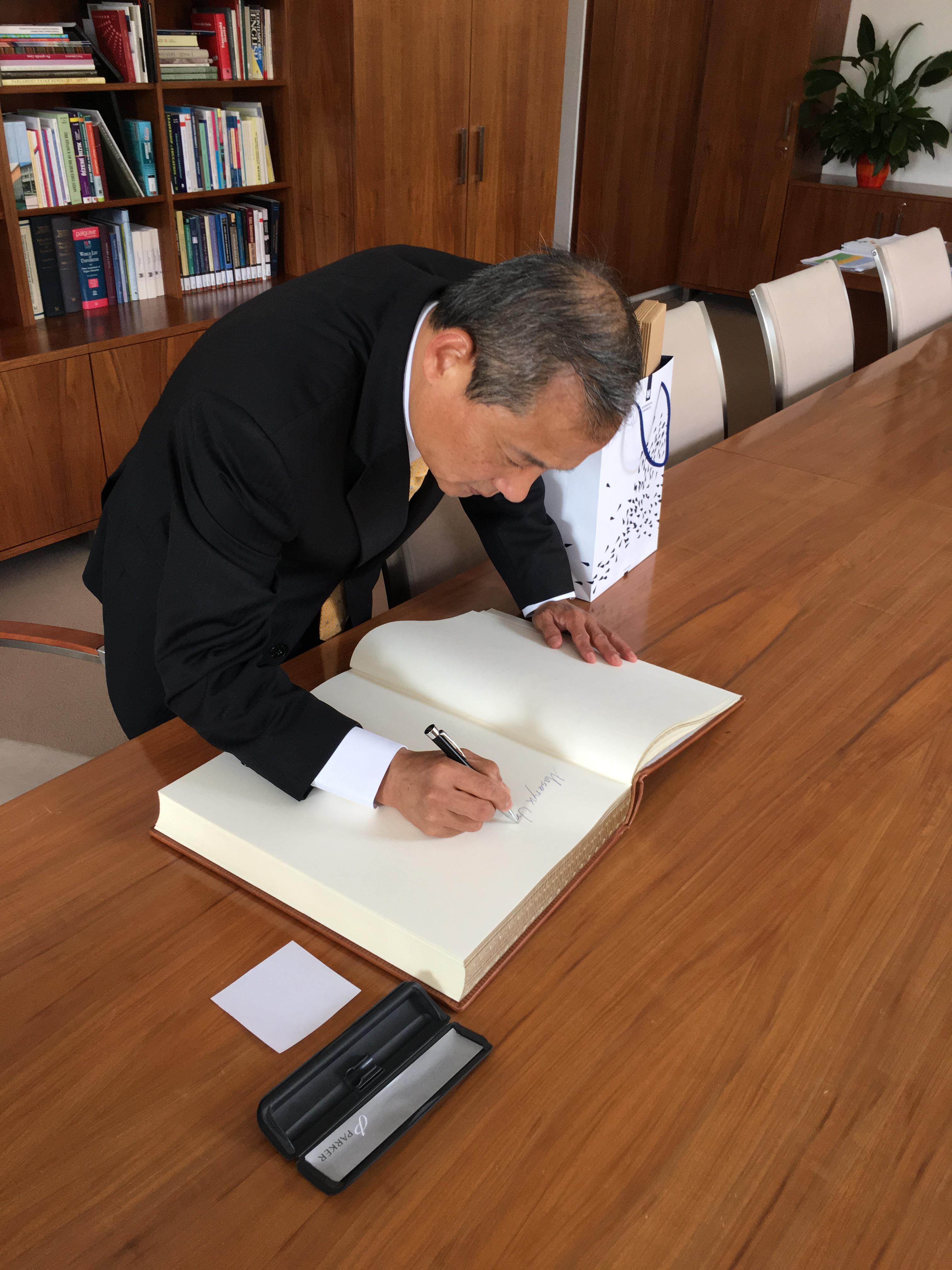 陸大使應邀於大學訪賓留言簿留言