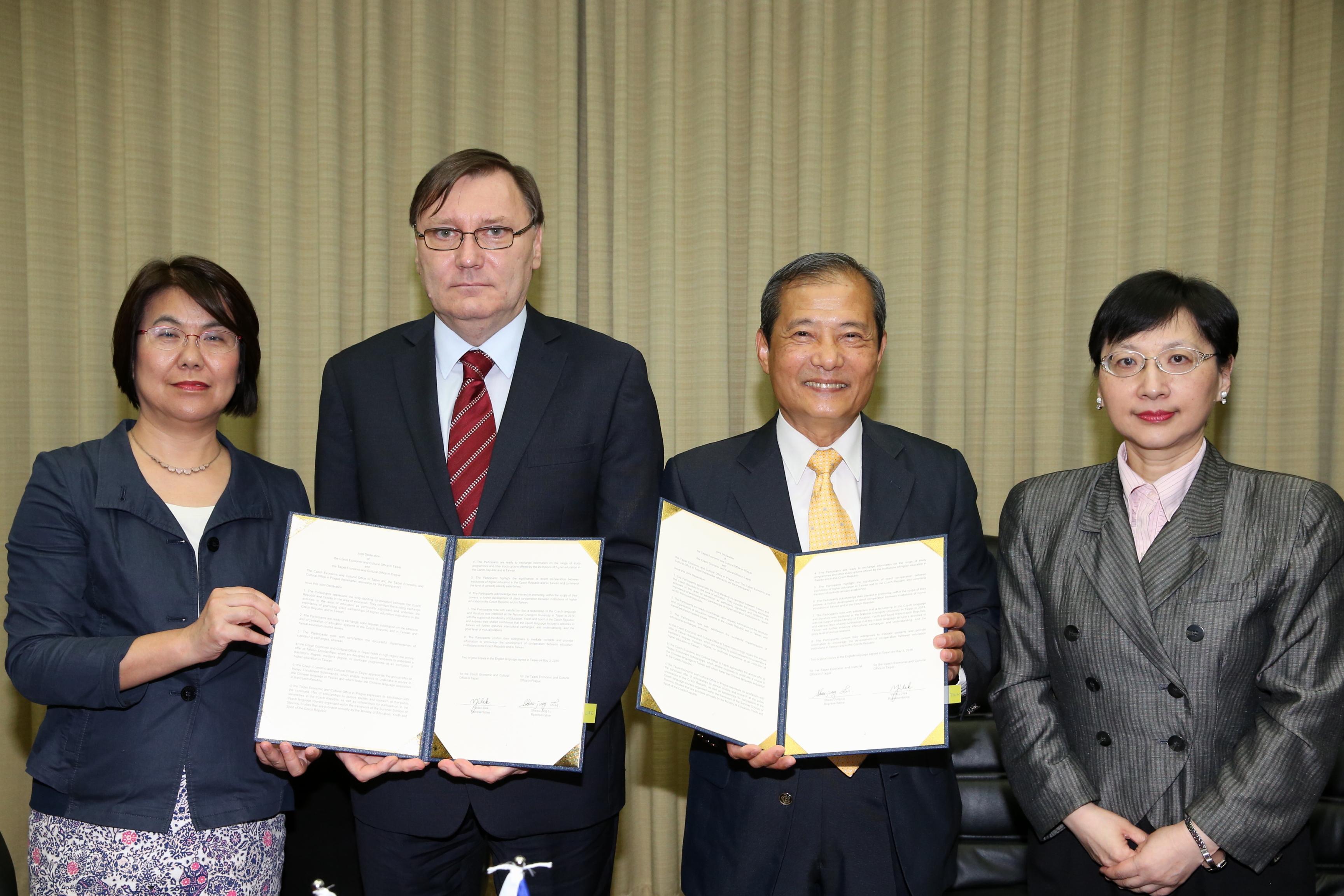 我駐捷克陸小榮代表及捷克駐華易禮哲代表（Václav Jílek）105年5月3日在外交部歐洲司高安司長及教育部國際及兩岸教育司楊敏玲司長見證下簽署教育合作共同聲明。