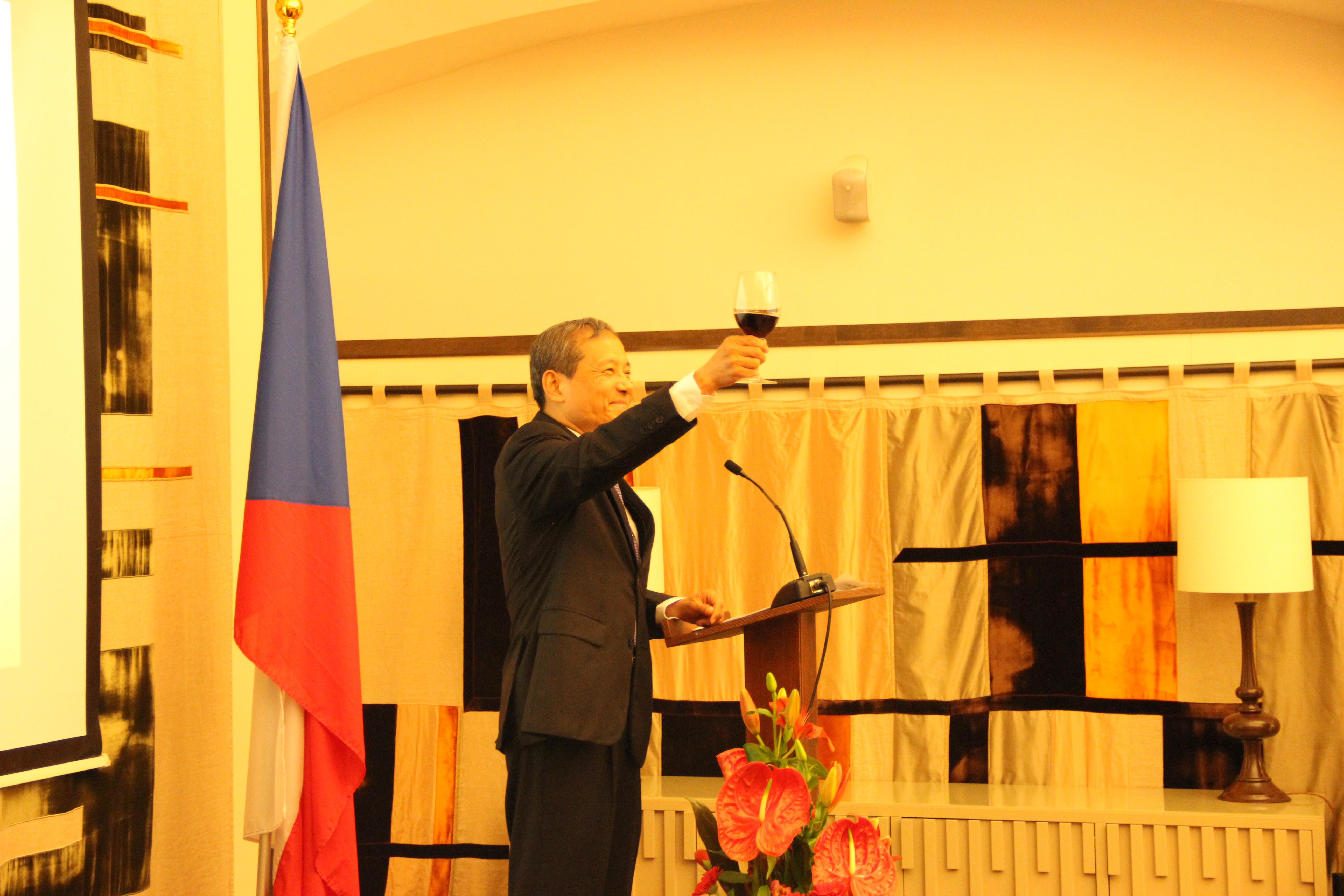 陸大使舉杯邀請來賓同祝臺捷國運昌隆