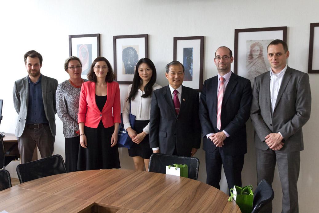 本處同仁與校方人員合影