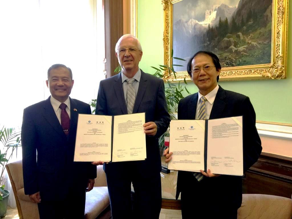 陸大使小榮(左起)、捷克國家科學院長Jiří Drahoš、中華民國科技部次長蔡明祺