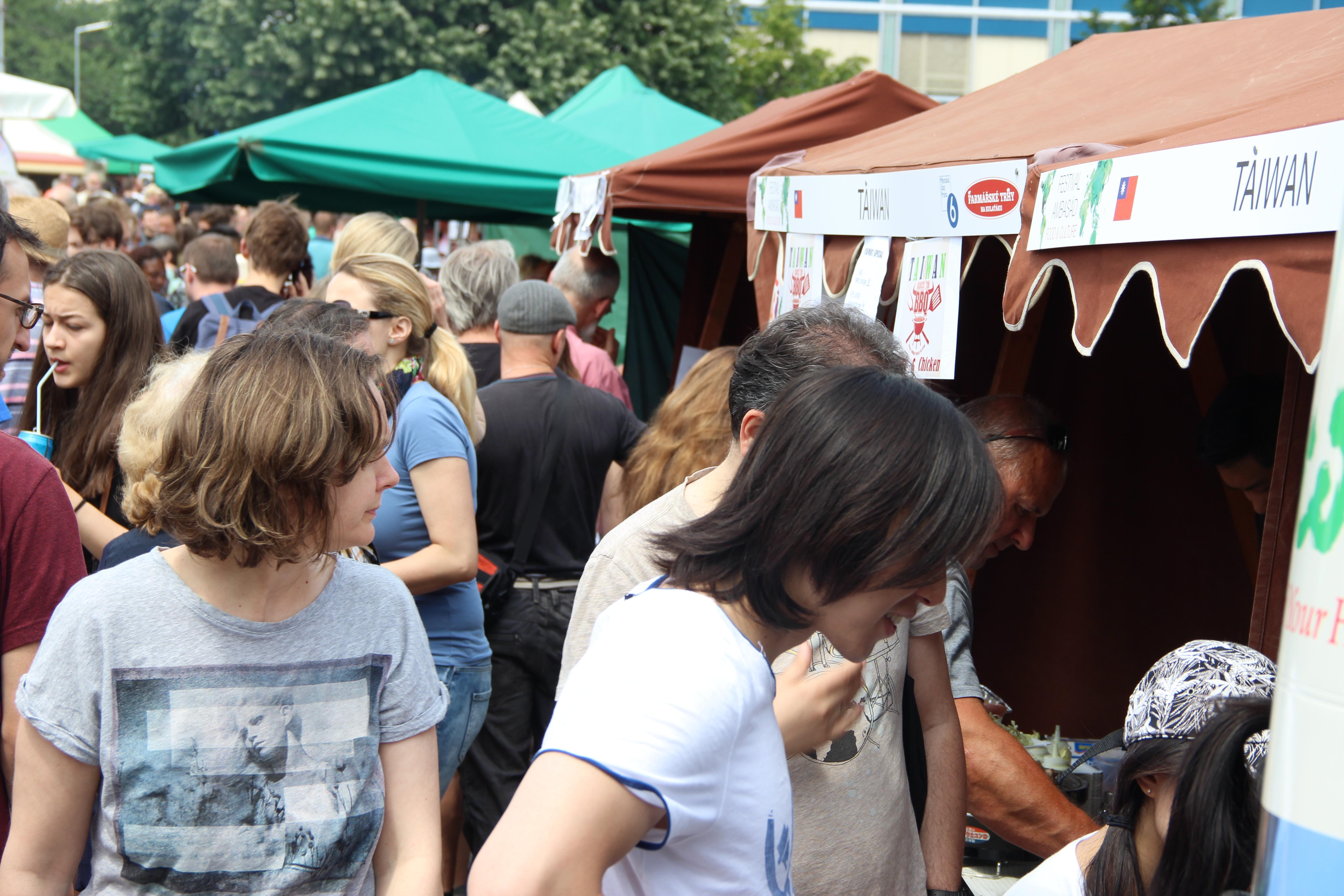 攤位前擁擠人潮現場