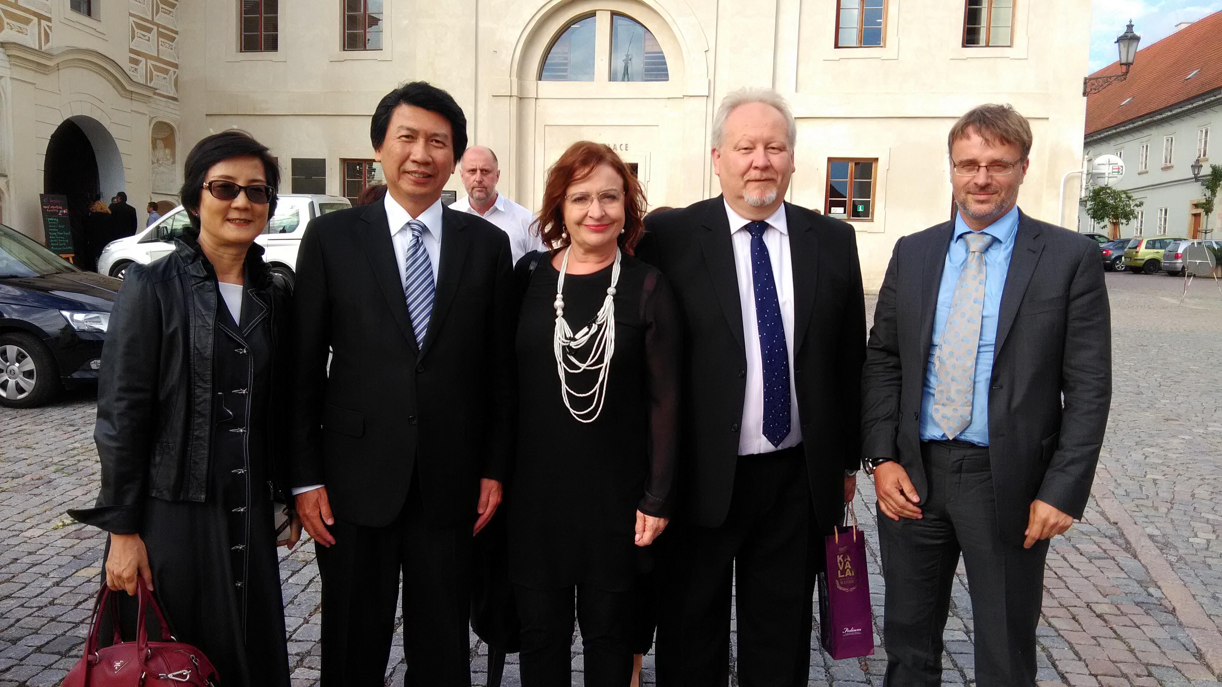 汪大使參加Smetana音樂節與參議院首席副議長Horska及Pardubice省長Kortys合影
