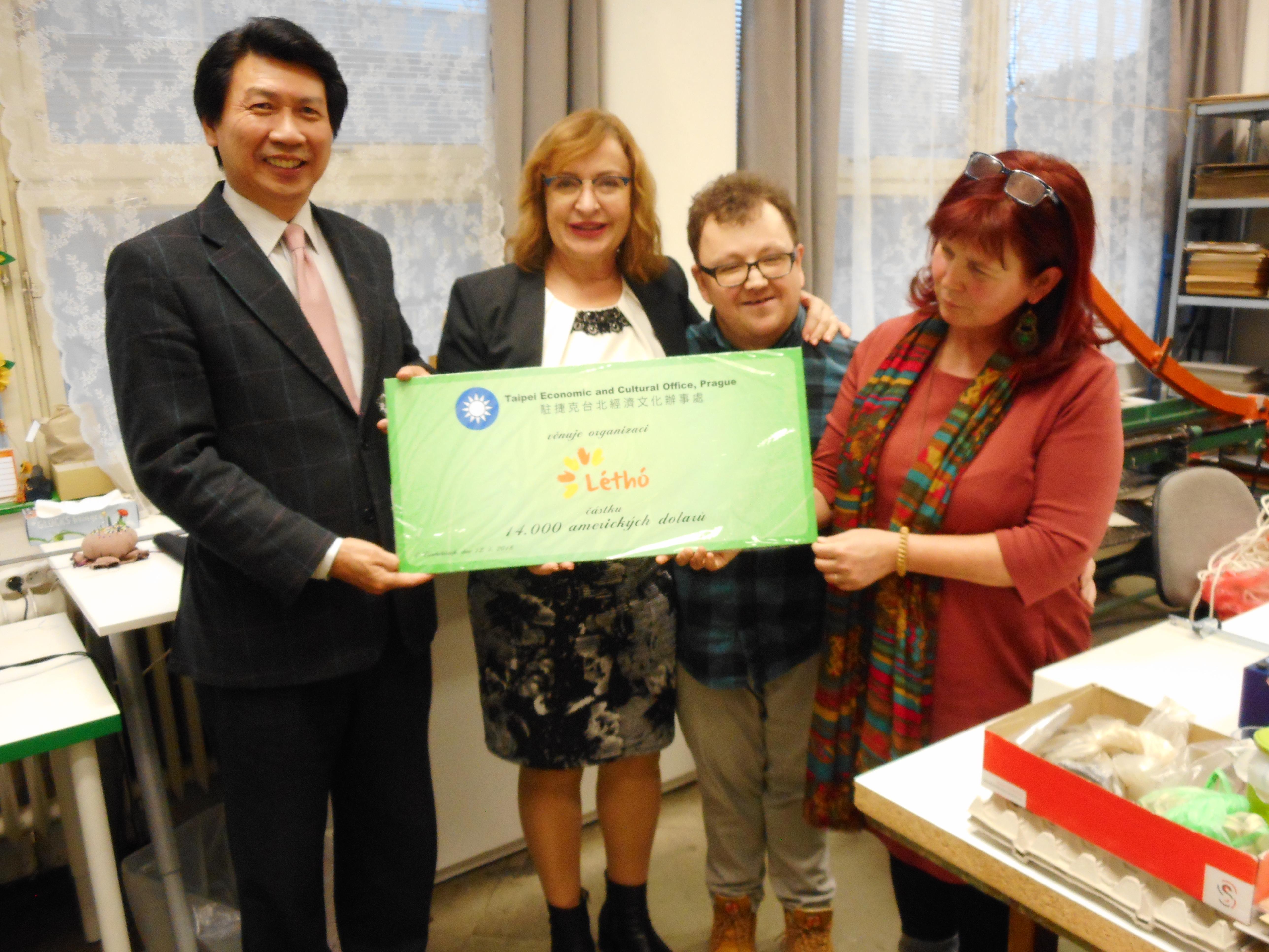 汪大使與霍絲卡副議長共同主持贊助經費儀式
