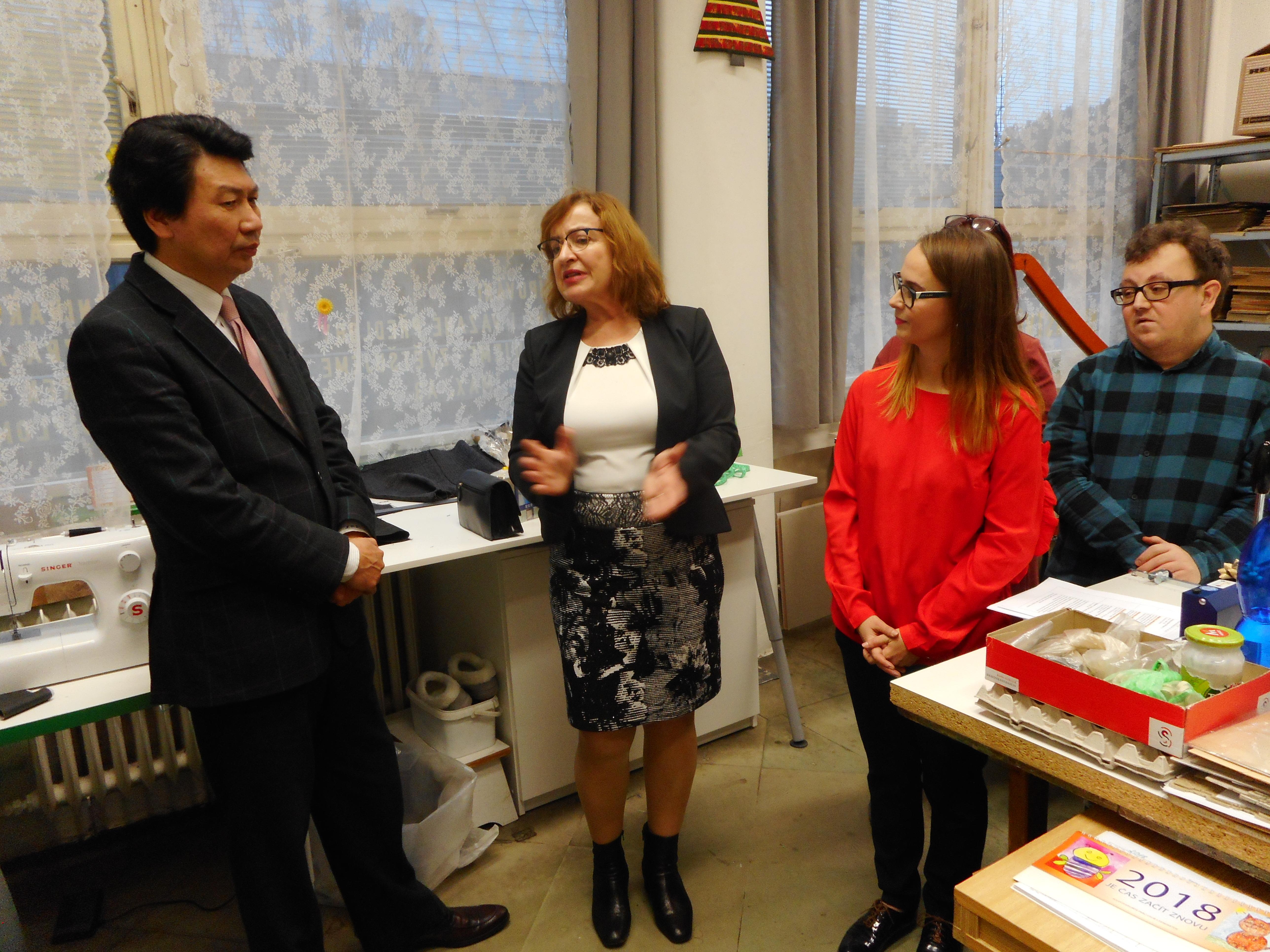  霍絲卡副議長向汪大使進行簡報