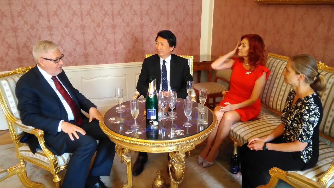 參議院衛生及社會政策委員會主席柯里巴會晤駐捷克汪大使