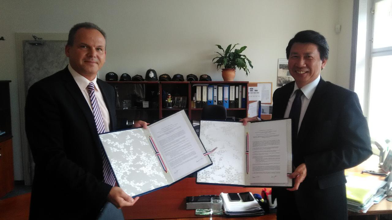 捷克財政部金融分析局局長Kazda與汪大使共同展示簽妥之備忘錄約本
