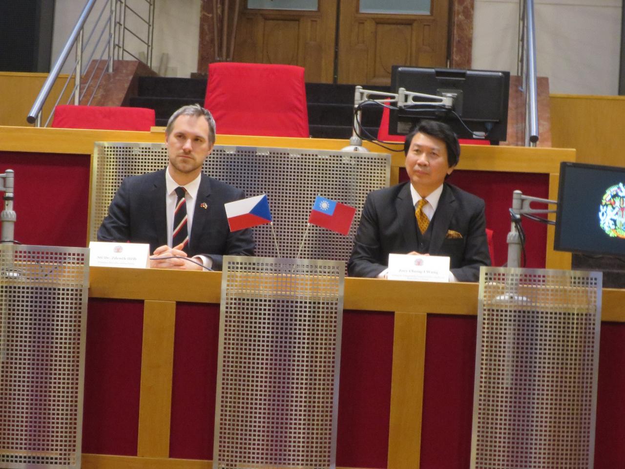 駐捷克大使汪忠一與布拉格市長賀吉普出席揭幕典禮獲安排坐於市議會主席台