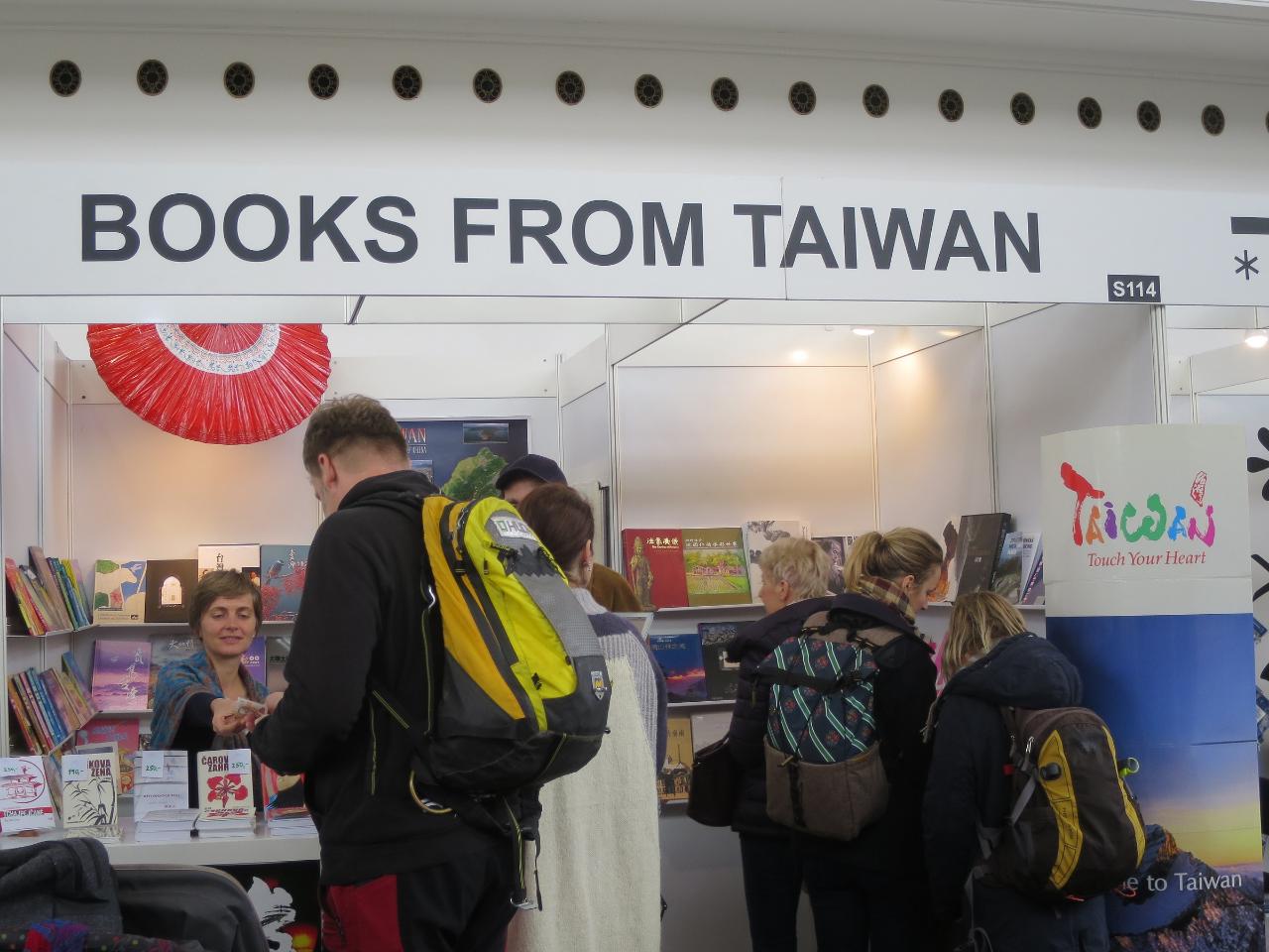 台灣館吸引許多捷克民眾參訪閱讀