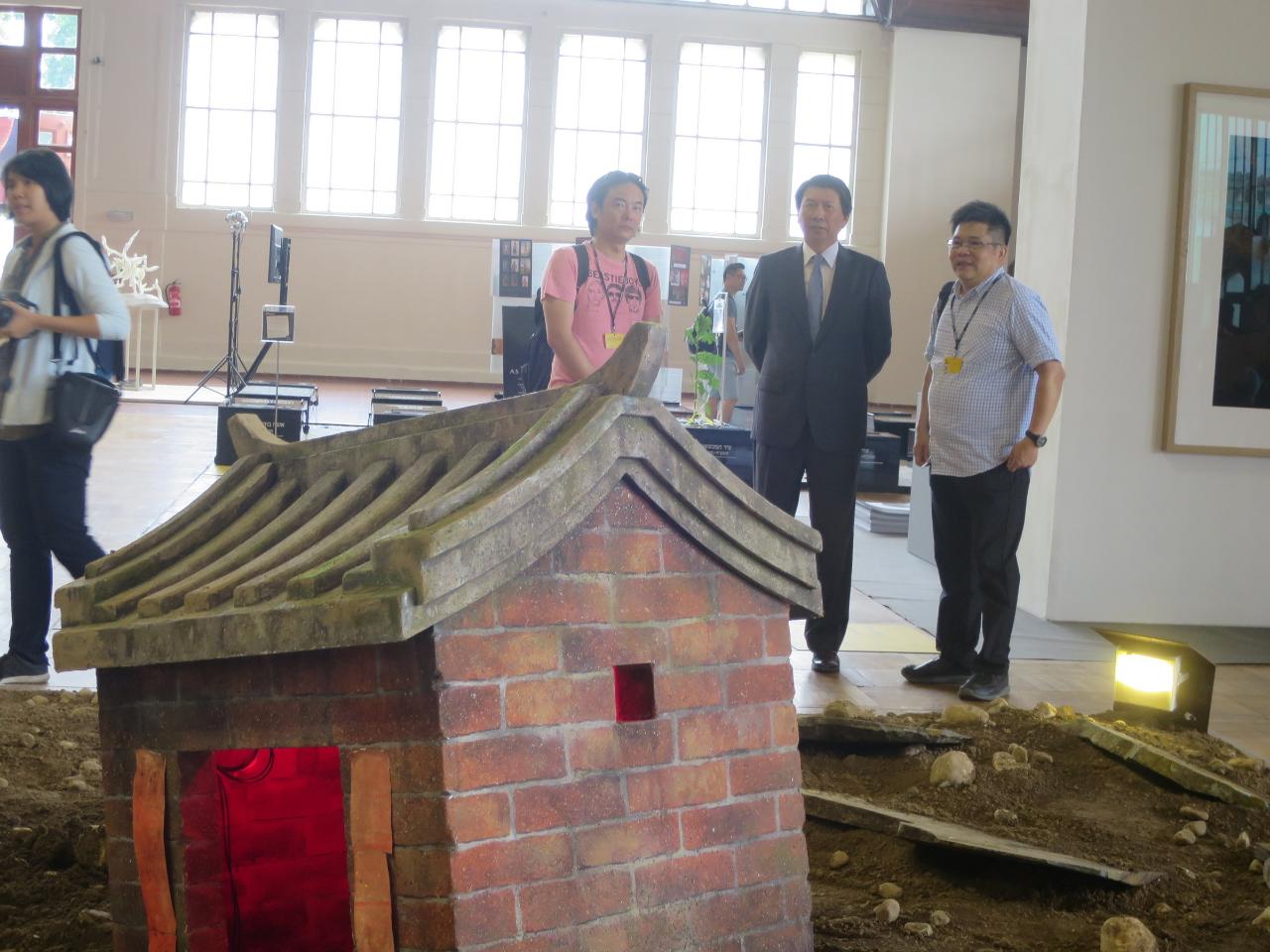 作品「寶島浮沉」有座陷入地面的土地公廟，從暖化危機下台灣的國際處境，道出台灣故事。
