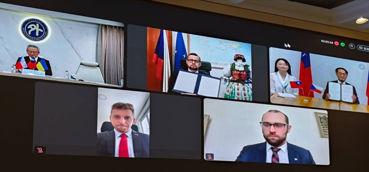 我國駐捷克代表柯良叡大使（上排右圖右一）與捷克駐台代表史坦格（David Steinke，上排中圖）簽署後展示合作瞭解備忘錄。