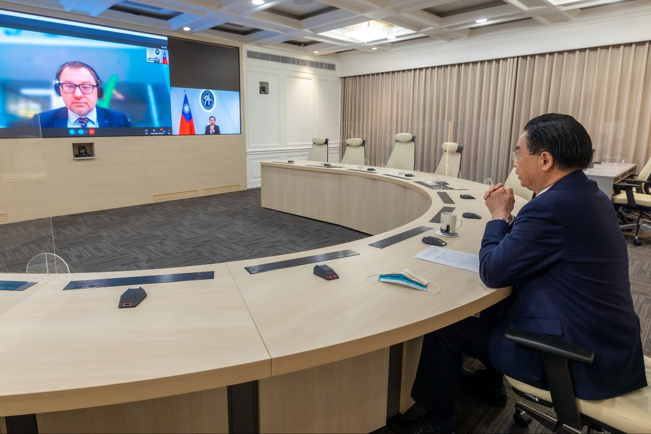 Foreign Minister Joseph Wu was interviewed by the chief commentator Martin Ehl of the Czech Economic Daily (Hospodářské Noviny)