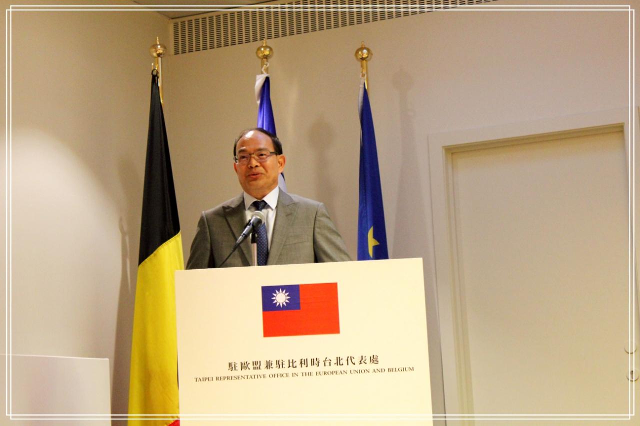 曾大使於10月6日在代表處主持比利時僑界國慶酒會