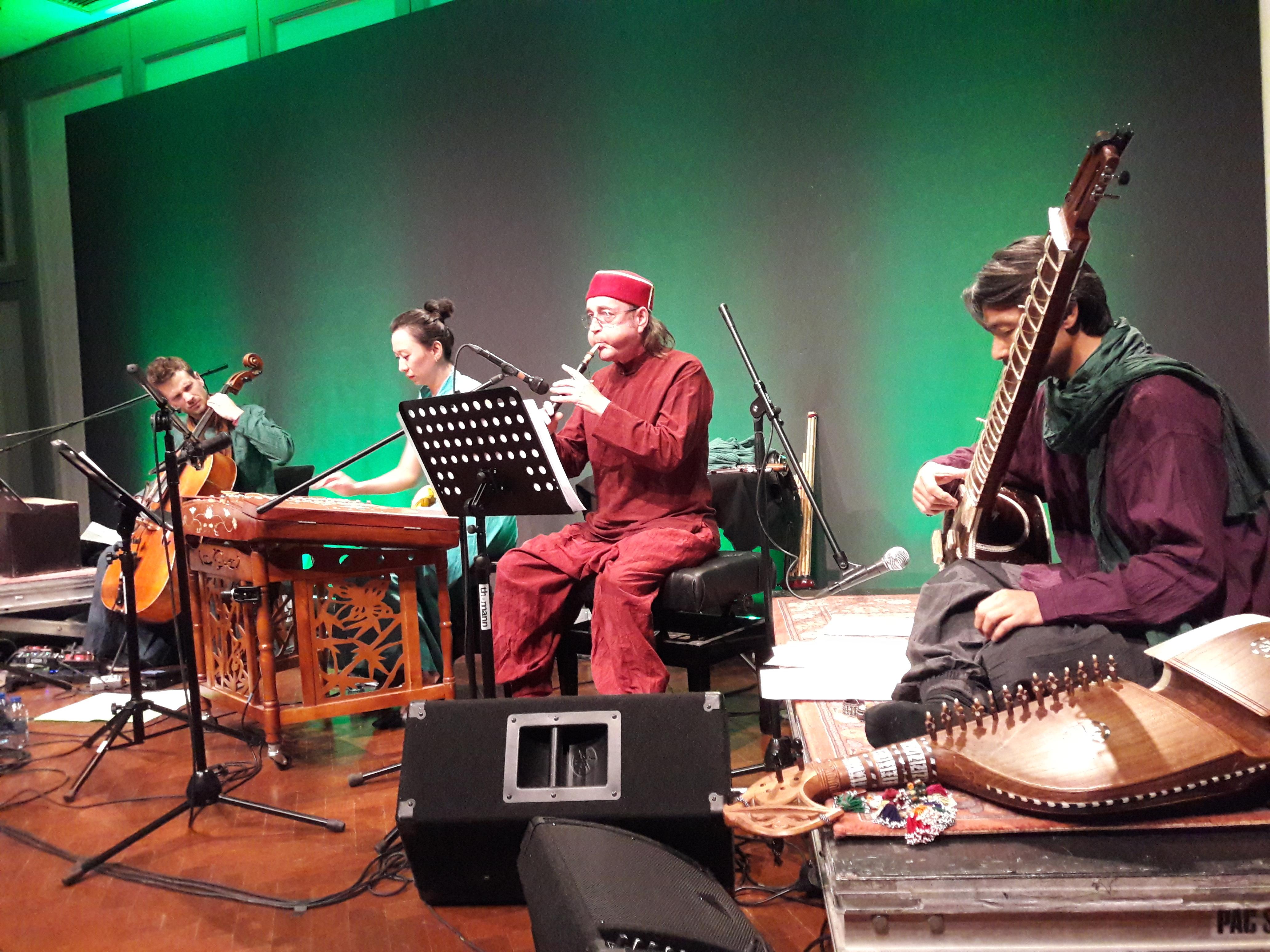 L'ENSEMBLE YU樂團進行表演